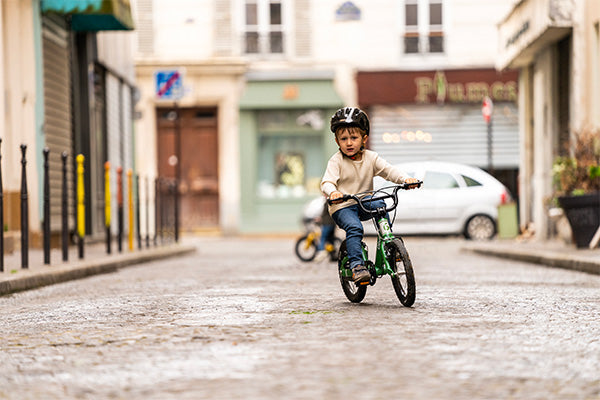 Enfant vélo traverse ville Labège