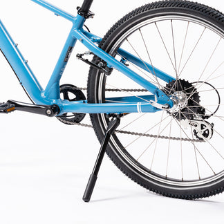 Béquille vélo 20-24 pouces montée sur le vélo Gibus bleu profil gauche 