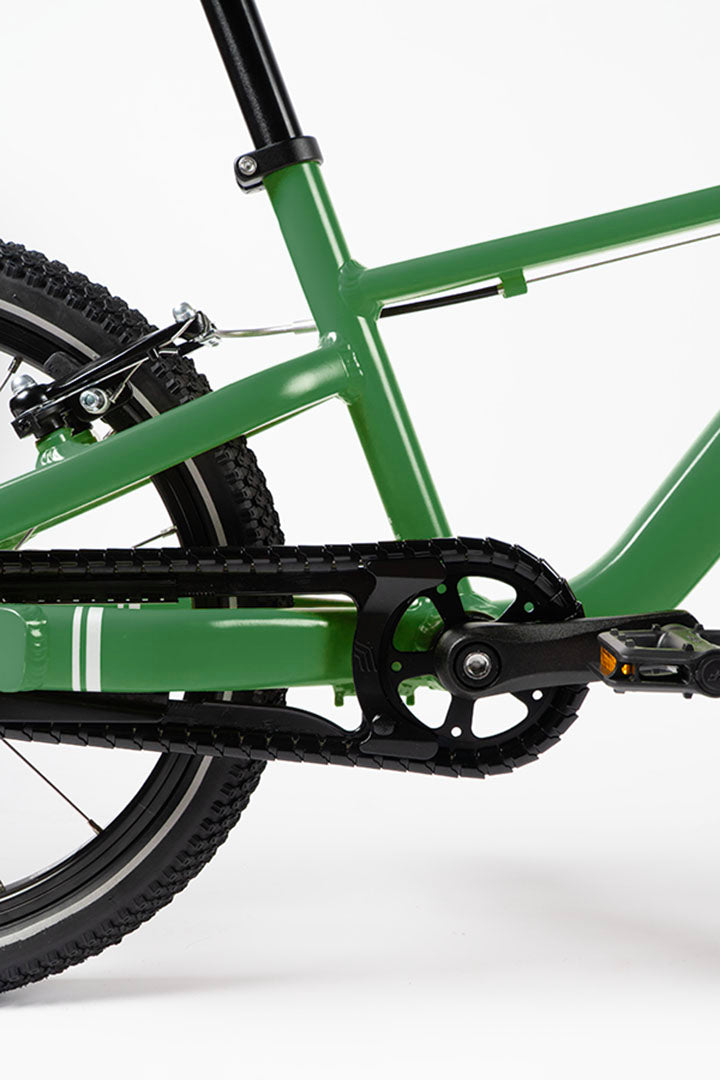 vélo 16 pouces vert - gros plan pédalier