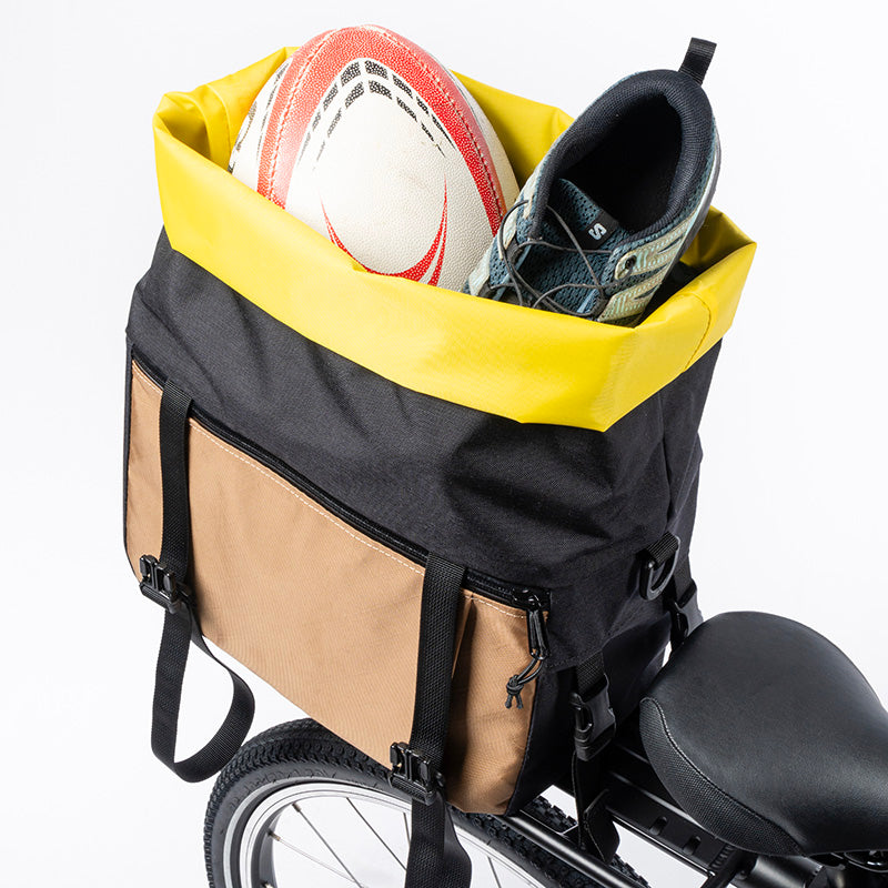 Sacoche porte bagage - Sable - Vue dessus ouverte avec ballon et chaussures