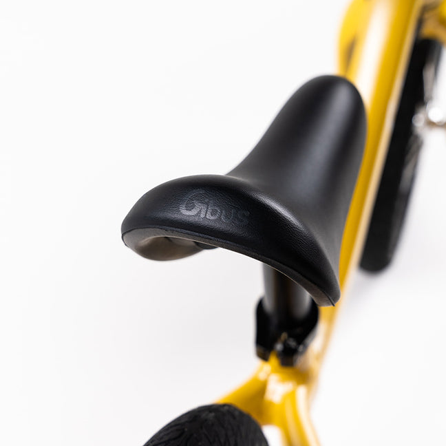 selle draisienne 12 pouces gros plan arrière logo Gibus Cycles